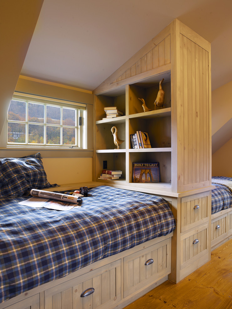 На фото: гостевая спальня (комната для гостей) на мансарде в классическом стиле с