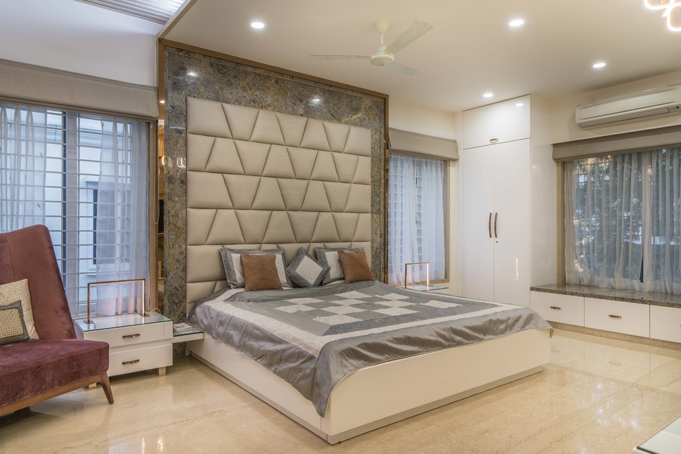 Cette image montre une chambre design avec un mur blanc et un sol beige.
