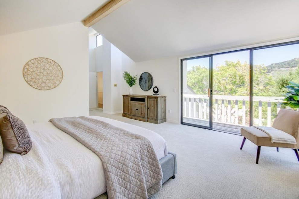 Foto de dormitorio principal y abovedado actual grande con paredes blancas, moqueta y suelo beige