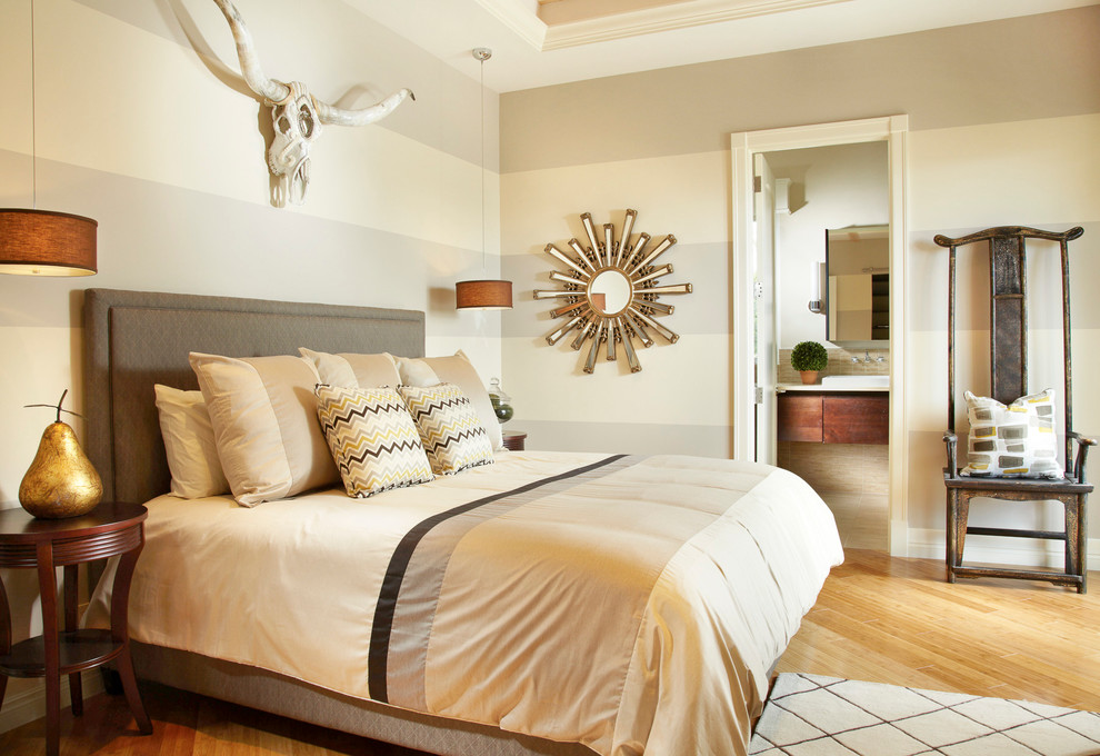 На фото: маленькая гостевая спальня (комната для гостей) в стиле неоклассика (современная классика) с бежевыми стенами и полом из бамбука для на участке и в саду