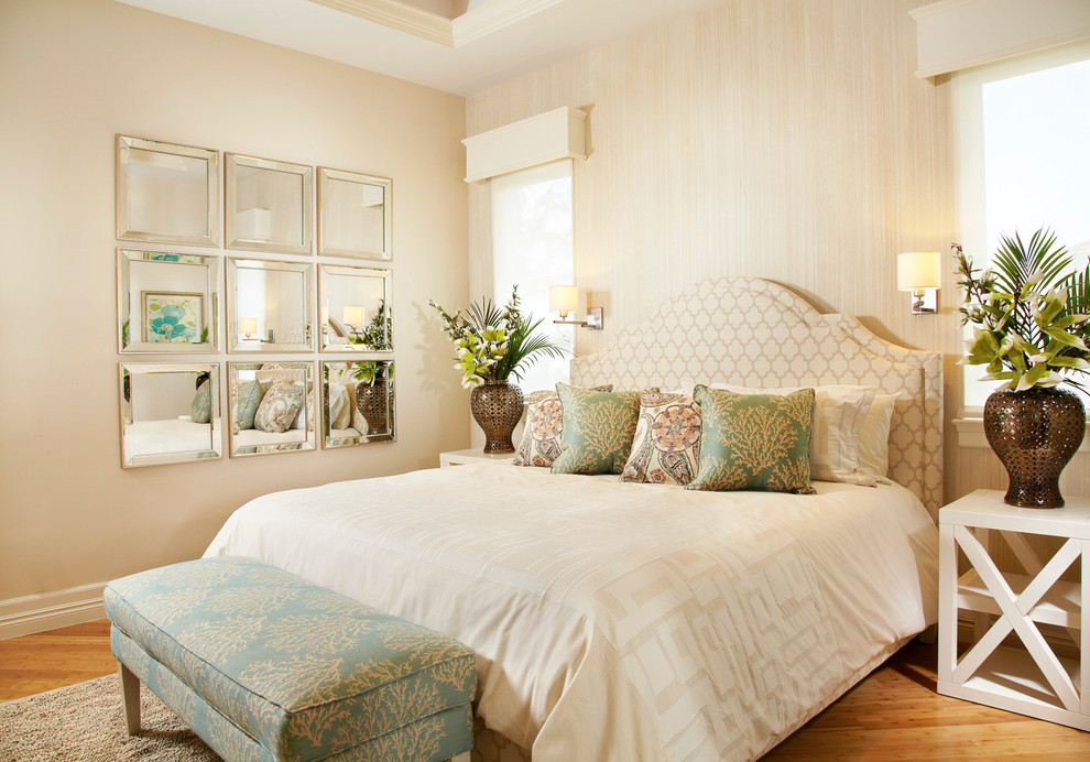 Стильный дизайн: маленькая гостевая спальня (комната для гостей) в современном стиле с бежевыми стенами и полом из бамбука для на участке и в саду - последний тренд