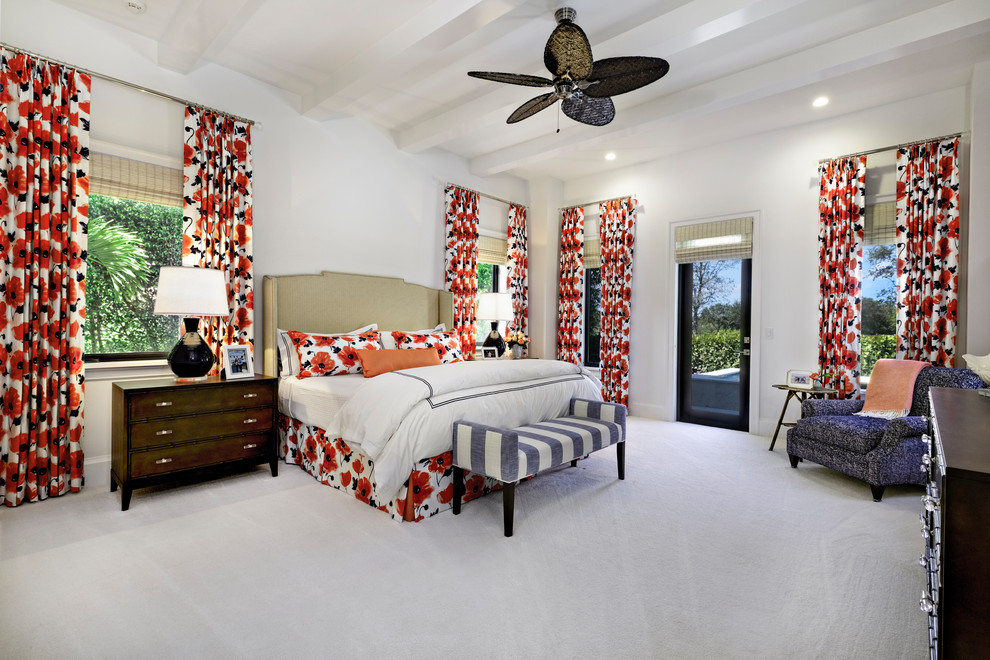 Imagen de dormitorio costero con paredes blancas, moqueta y suelo gris