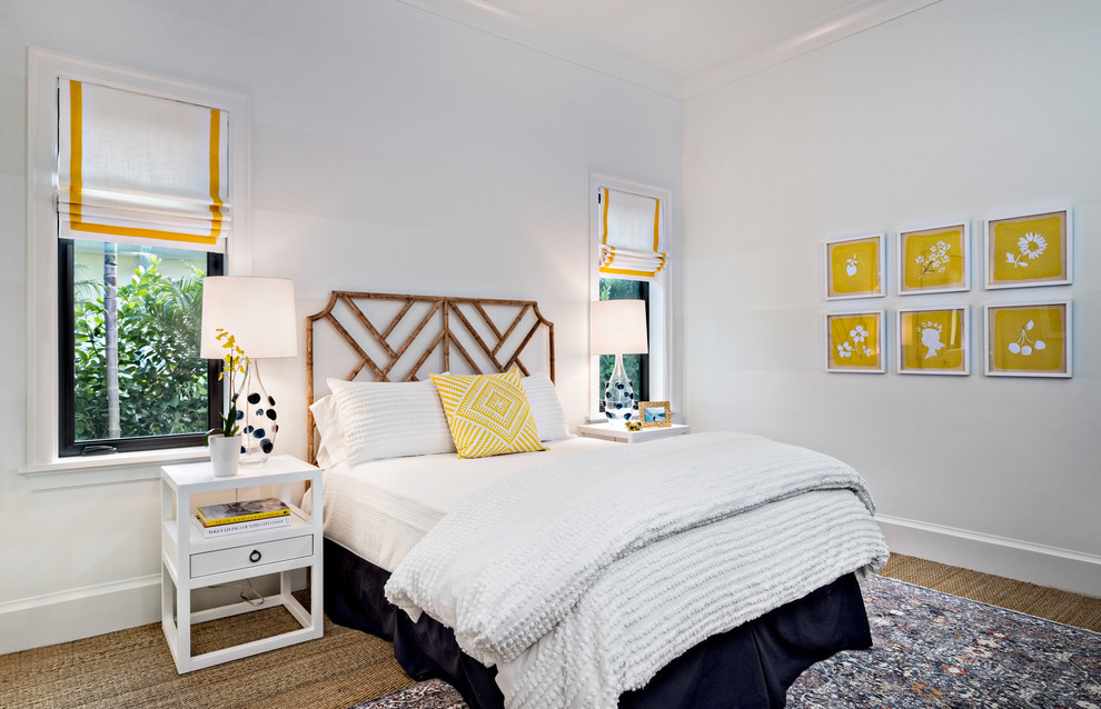 Foto de dormitorio marinero con paredes blancas, moqueta y suelo marrón