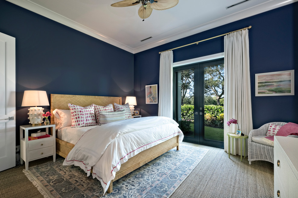 Maritimes Schlafzimmer mit blauer Wandfarbe, Teppichboden und grauem Boden in Miami