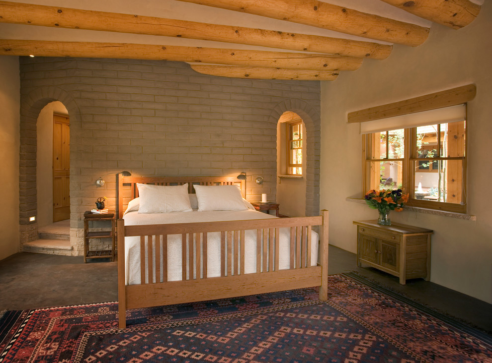 Стильный дизайн: спальня в стиле фьюжн с бетонным полом - последний тренд