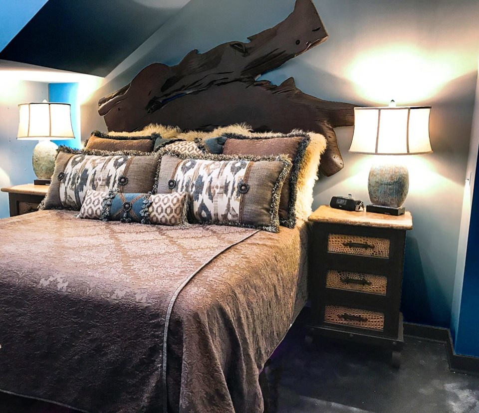 Cette image montre une petite chambre d'amis sud-ouest américain avec un mur bleu, sol en béton ciré, aucune cheminée et un sol gris.