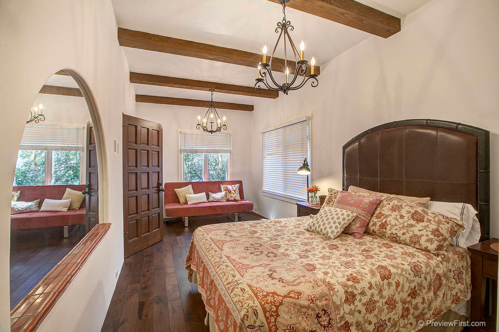 Imagen de dormitorio principal mediterráneo grande con paredes beige y suelo de madera oscura