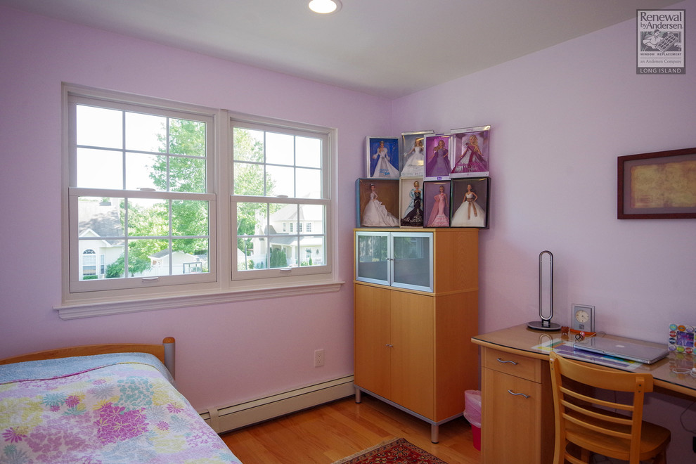 Пример оригинального дизайна: спальня среднего размера в современном стиле с розовыми стенами и паркетным полом среднего тона без камина