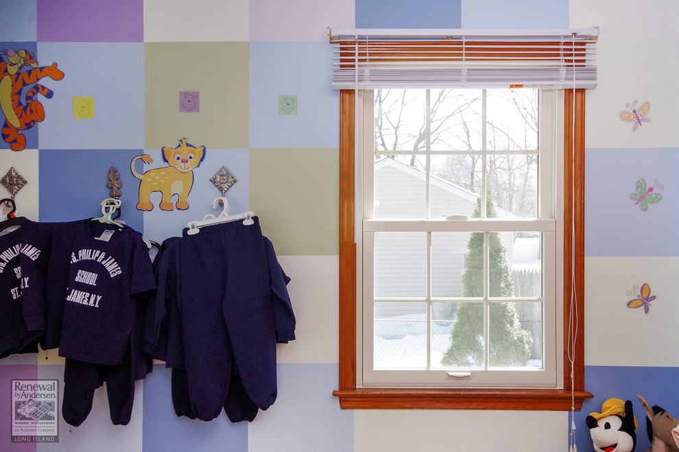 Cette image montre une chambre design de taille moyenne avec un mur multicolore, un sol en bois brun et aucune cheminée.