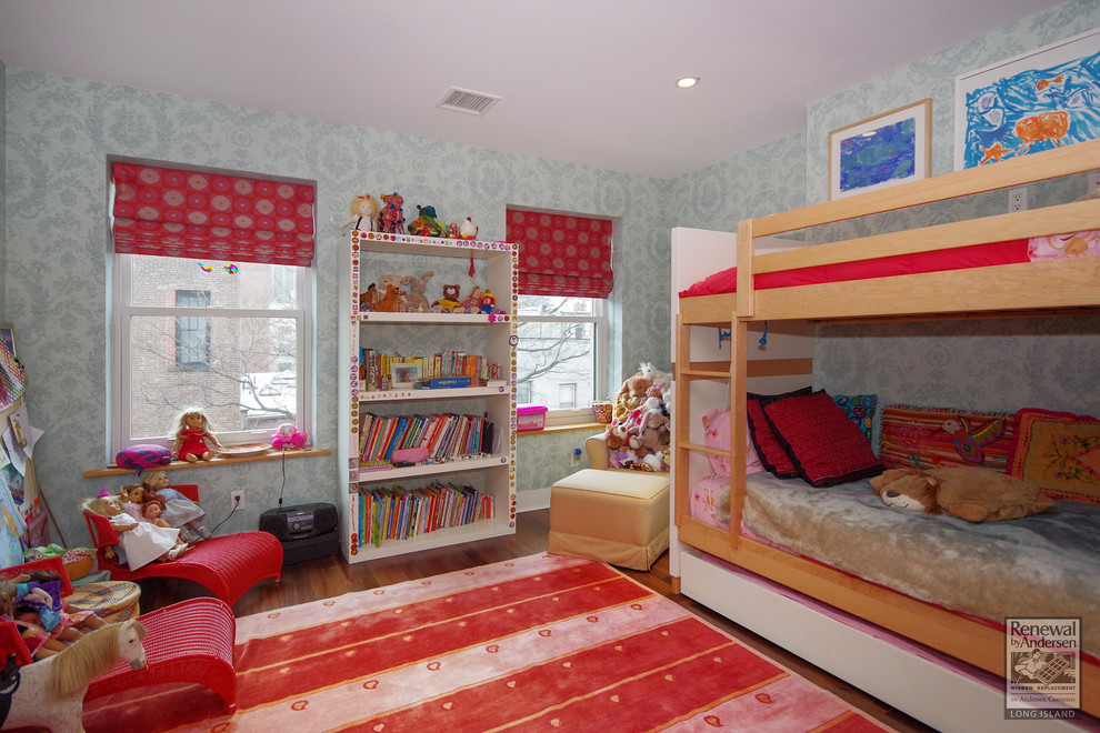 Immagine di una camera da letto minimal di medie dimensioni con pareti verdi, pavimento in legno massello medio e nessun camino