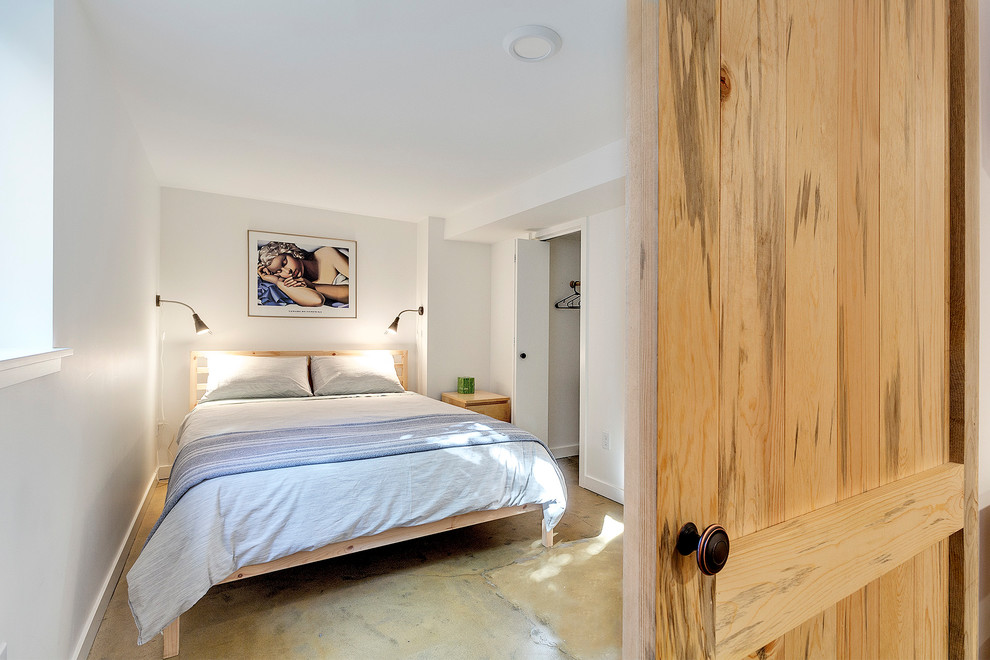 На фото: маленькая хозяйская спальня в стиле модернизм с белыми стенами, бетонным полом и бежевым полом без камина для на участке и в саду с