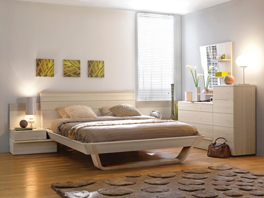Foto di una camera da letto con pareti grigie e pavimento in legno massello medio