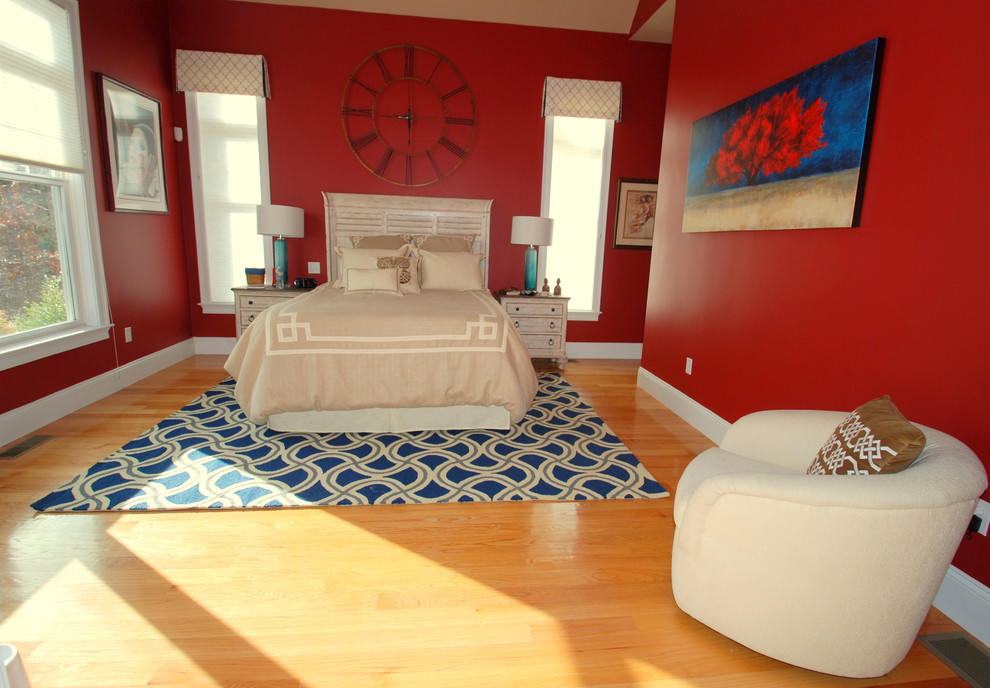 Пример оригинального дизайна: большая хозяйская спальня в стиле неоклассика (современная классика) с красными стенами и светлым паркетным полом