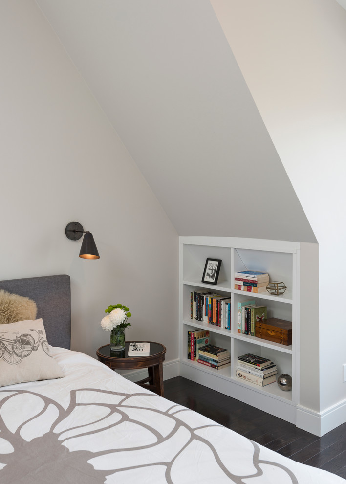 Diseño de dormitorio tipo loft contemporáneo de tamaño medio sin chimenea con paredes blancas y suelo de madera oscura