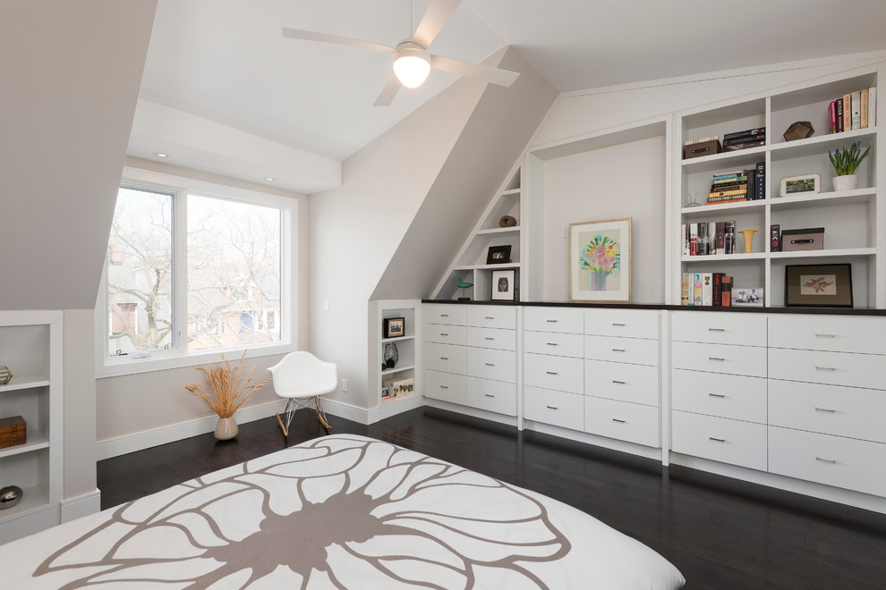 Mittelgroßes Modernes Schlafzimmer ohne Kamin, im Loft-Style mit weißer Wandfarbe und dunklem Holzboden in Toronto