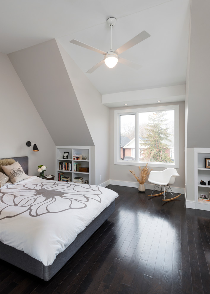 Идея дизайна: спальня среднего размера на антресоли в современном стиле с белыми стенами и темным паркетным полом