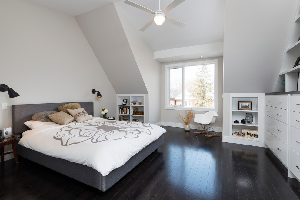 На фото: спальня среднего размера на антресоли в современном стиле с белыми стенами и темным паркетным полом