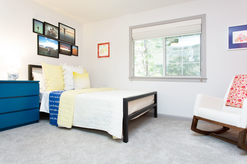 Cette photo montre une chambre chic de taille moyenne avec un mur blanc, aucune cheminée et un sol gris.