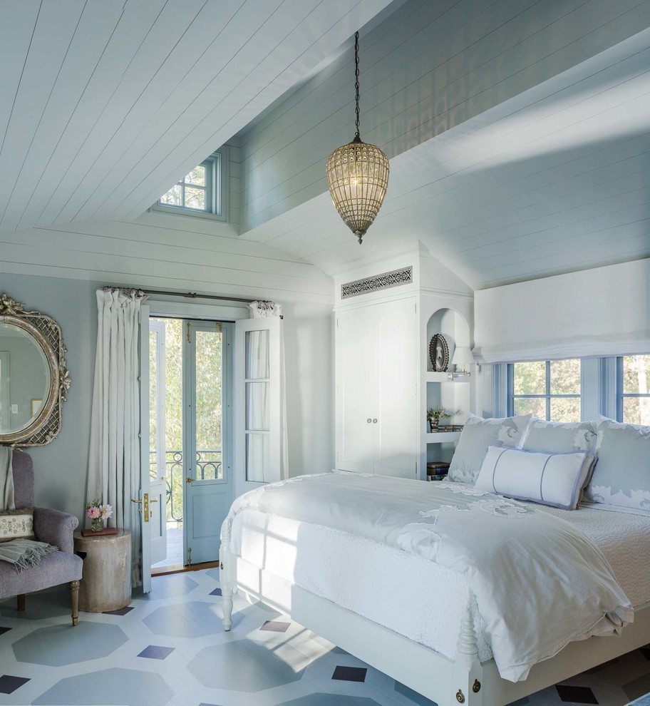 Ispirazione per una camera da letto country con pareti blu e pavimento multicolore