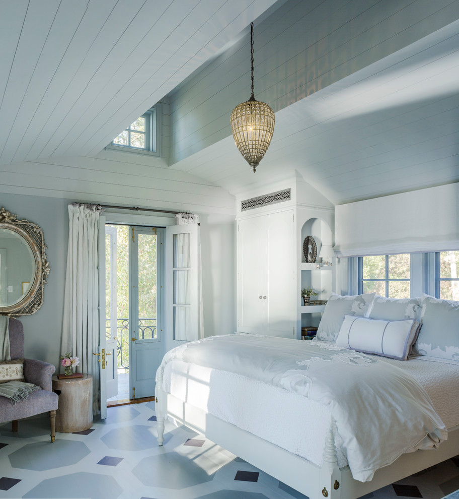Пример оригинального дизайна: гостевая спальня (комната для гостей) в стиле кантри с белыми стенами и разноцветным полом