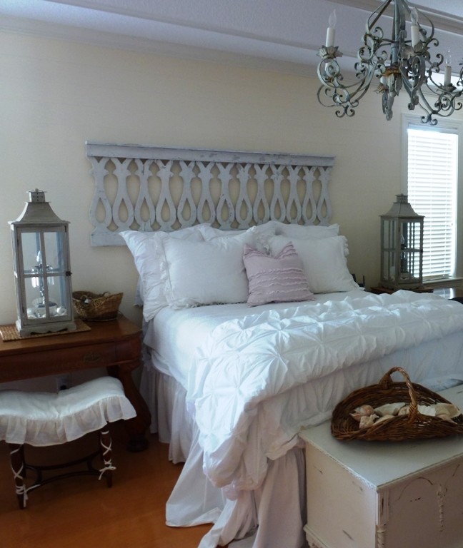 Diseño de dormitorio principal romántico de tamaño medio con paredes blancas, suelo de madera en tonos medios y suelo marrón