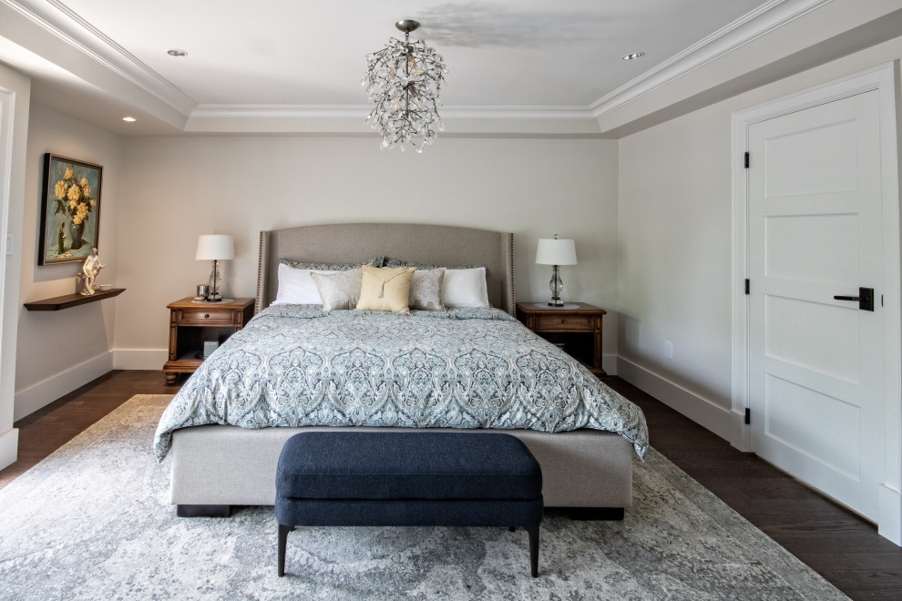 バンクーバーにある中くらいなトラディショナルスタイルのおしゃれな主寝室 (白い壁、濃色無垢フローリング、暖炉なし、茶色い床、格子天井)