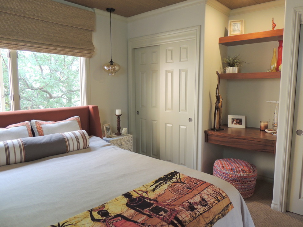 サンディエゴにある中くらいなトランジショナルスタイルのおしゃれな客用寝室 (白い壁、カーペット敷き、暖炉なし、ベージュの床)