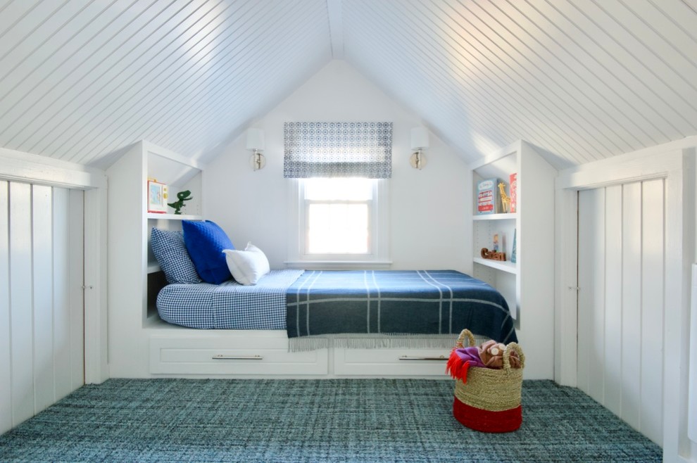 Foto på ett litet vintage gästrum, med vita väggar, heltäckningsmatta och blått golv