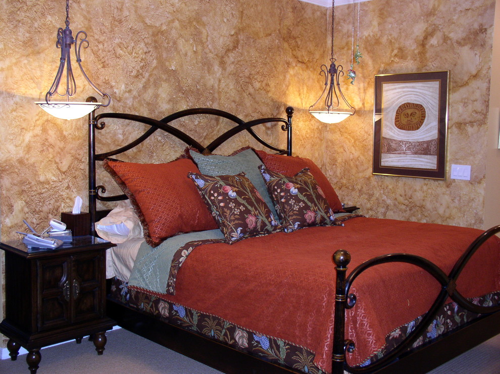 Пример оригинального дизайна: хозяйская спальня среднего размера в стиле фьюжн с разноцветными стенами, ковровым покрытием и бежевым полом