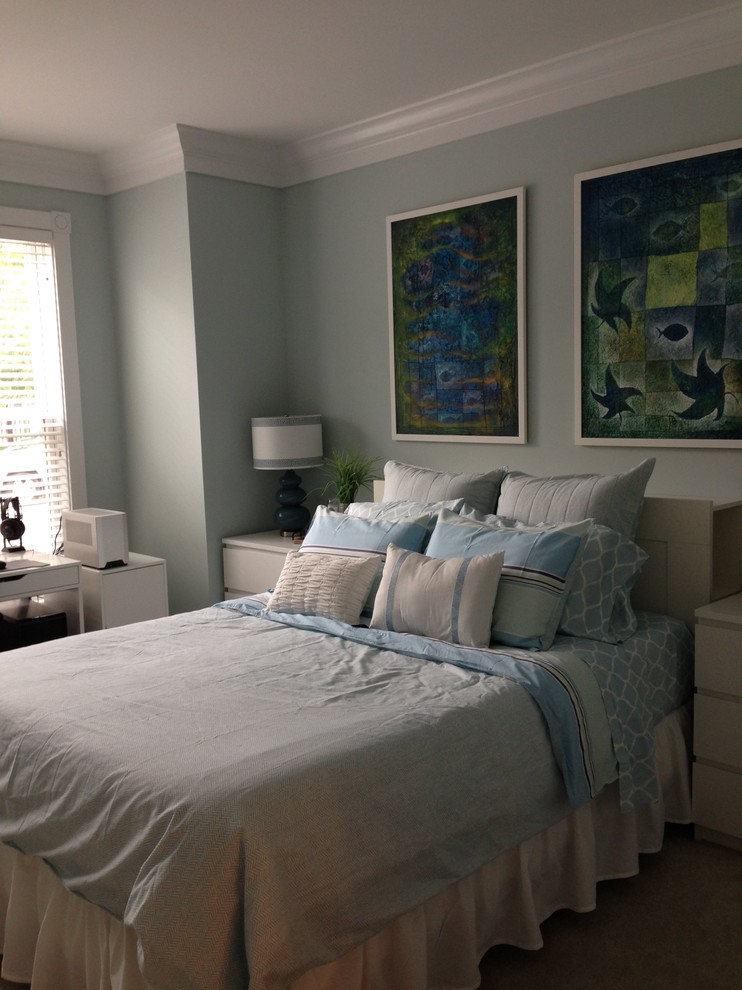 Стильный дизайн: гостевая спальня среднего размера, (комната для гостей) в стиле неоклассика (современная классика) с синими стенами и ковровым покрытием - последний тренд