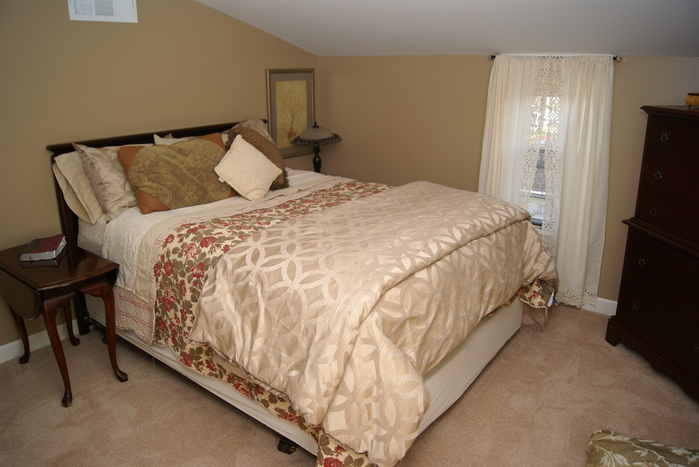 This is an example of a traditional bedroom in Milwaukee.