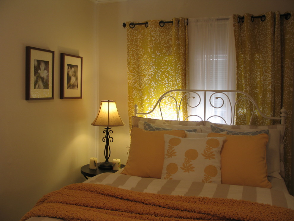 Réalisation d'une petite chambre avec moquette style shabby chic avec un mur beige.