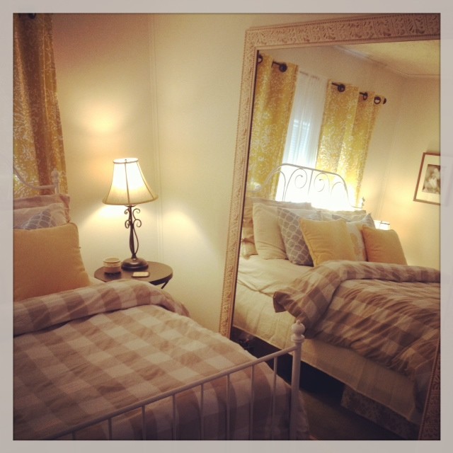 Inspiration pour une petite chambre avec moquette style shabby chic avec un mur beige.