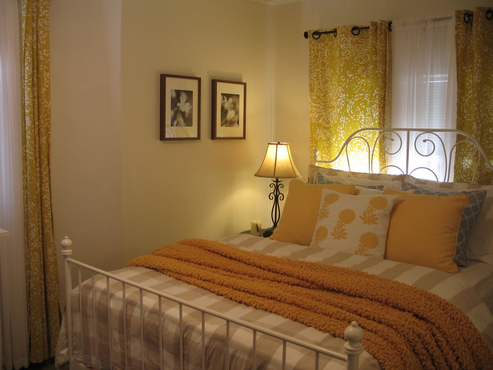 На фото: маленькая спальня в стиле шебби-шик с бежевыми стенами и ковровым покрытием для на участке и в саду