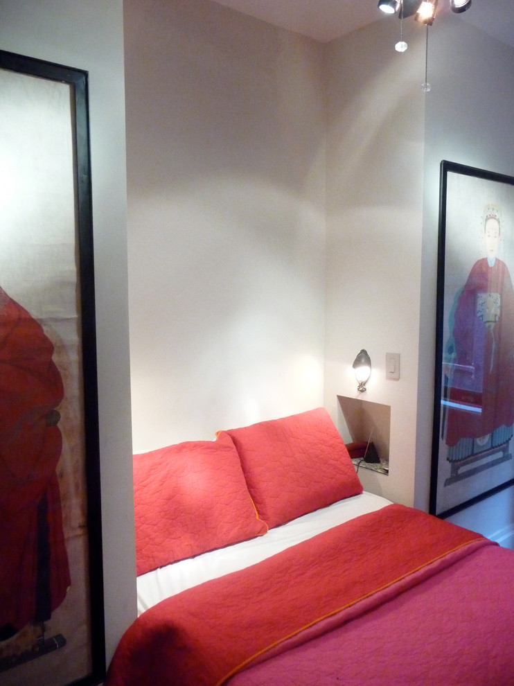 На фото: маленькая гостевая спальня (комната для гостей) в современном стиле с белыми стенами и темным паркетным полом для на участке и в саду