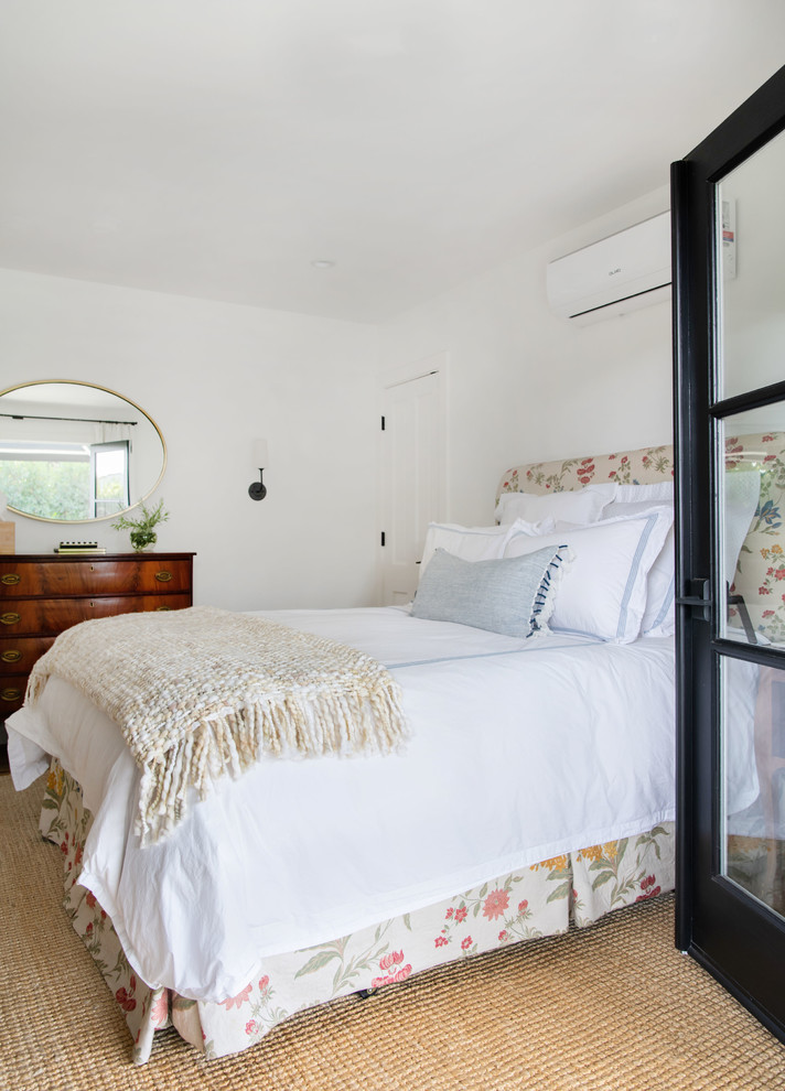 Immagine di una camera degli ospiti tradizionale di medie dimensioni con pareti bianche, pavimento in legno massello medio e pavimento marrone