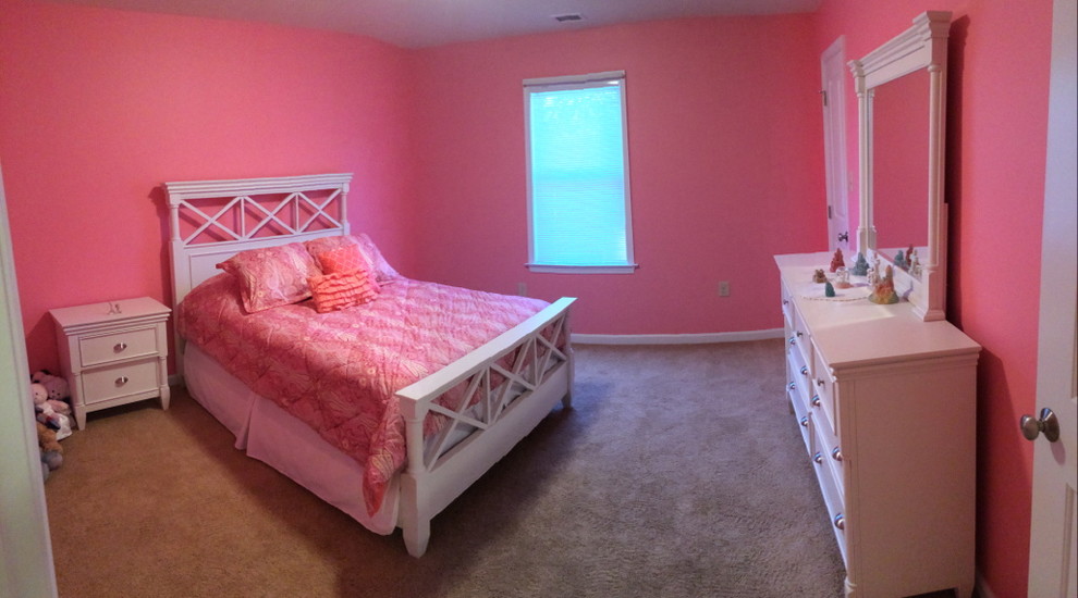 На фото: спальня среднего размера с розовыми стенами и ковровым покрытием без камина с