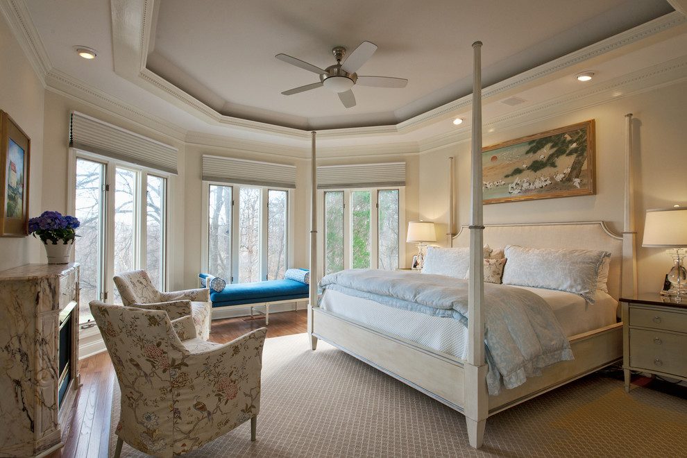 Foto de dormitorio principal tradicional grande con paredes beige, suelo de madera en tonos medios y todas las chimeneas