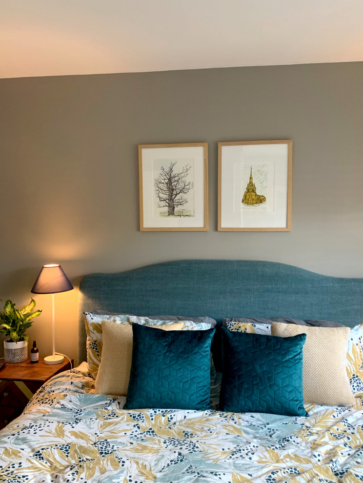 Imagen de dormitorio minimalista de tamaño medio con paredes grises y moqueta