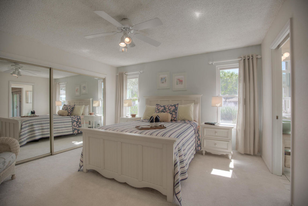 Diseño de dormitorio principal de estilo americano de tamaño medio sin chimenea con paredes blancas, moqueta y suelo blanco