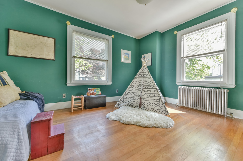 Esempio di una camera da letto chic di medie dimensioni con pareti verdi e pavimento in legno massello medio