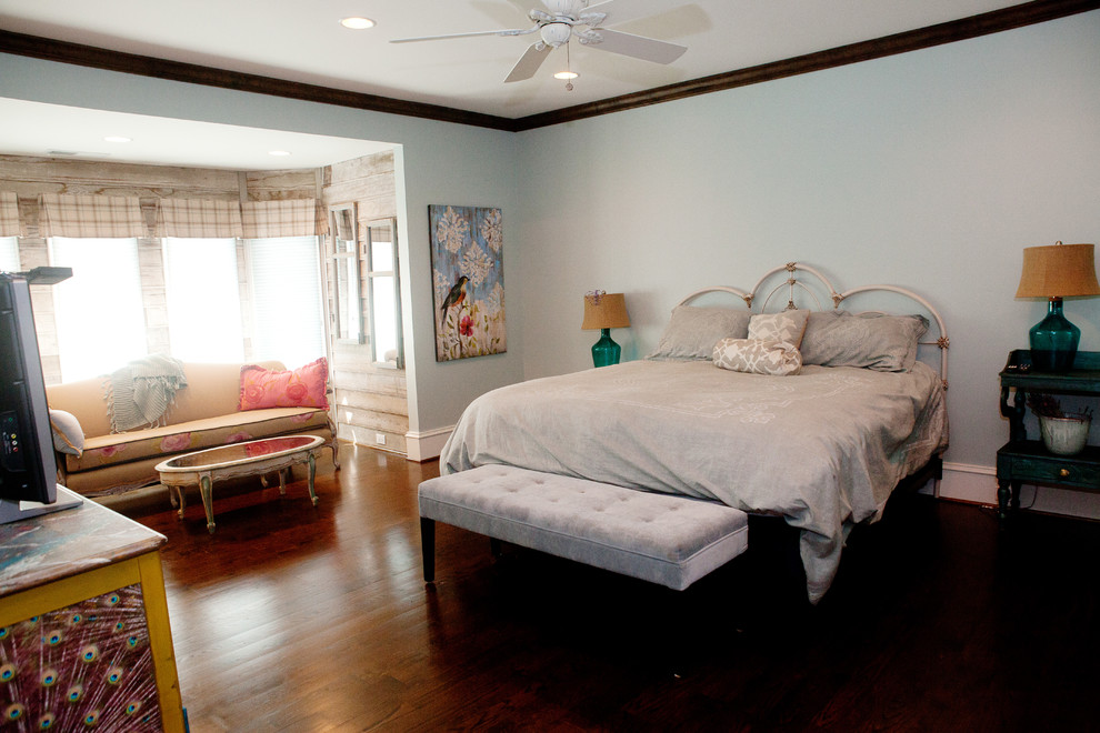 Aménagement d'une chambre d'amis classique de taille moyenne avec un mur bleu, parquet foncé et aucune cheminée.