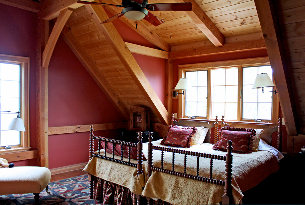 Ispirazione per una camera degli ospiti rustica di medie dimensioni con pareti rosse, pavimento in legno massello medio e nessun camino
