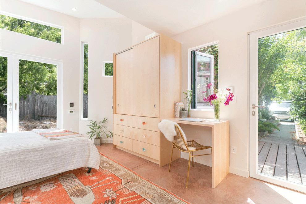 Пример оригинального дизайна: маленькая спальня в современном стиле с белыми стенами, бетонным полом и коричневым полом для на участке и в саду