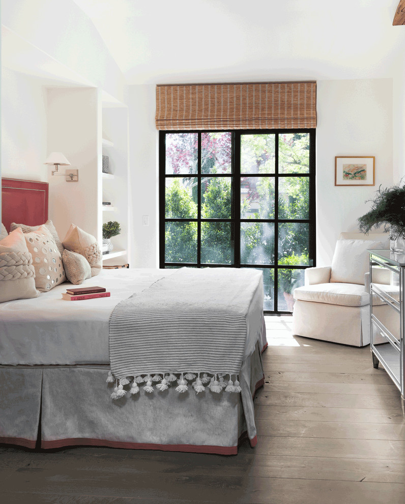 Стильный дизайн: гостевая спальня среднего размера, (комната для гостей) в стиле неоклассика (современная классика) с белыми стенами и паркетным полом среднего тона - последний тренд