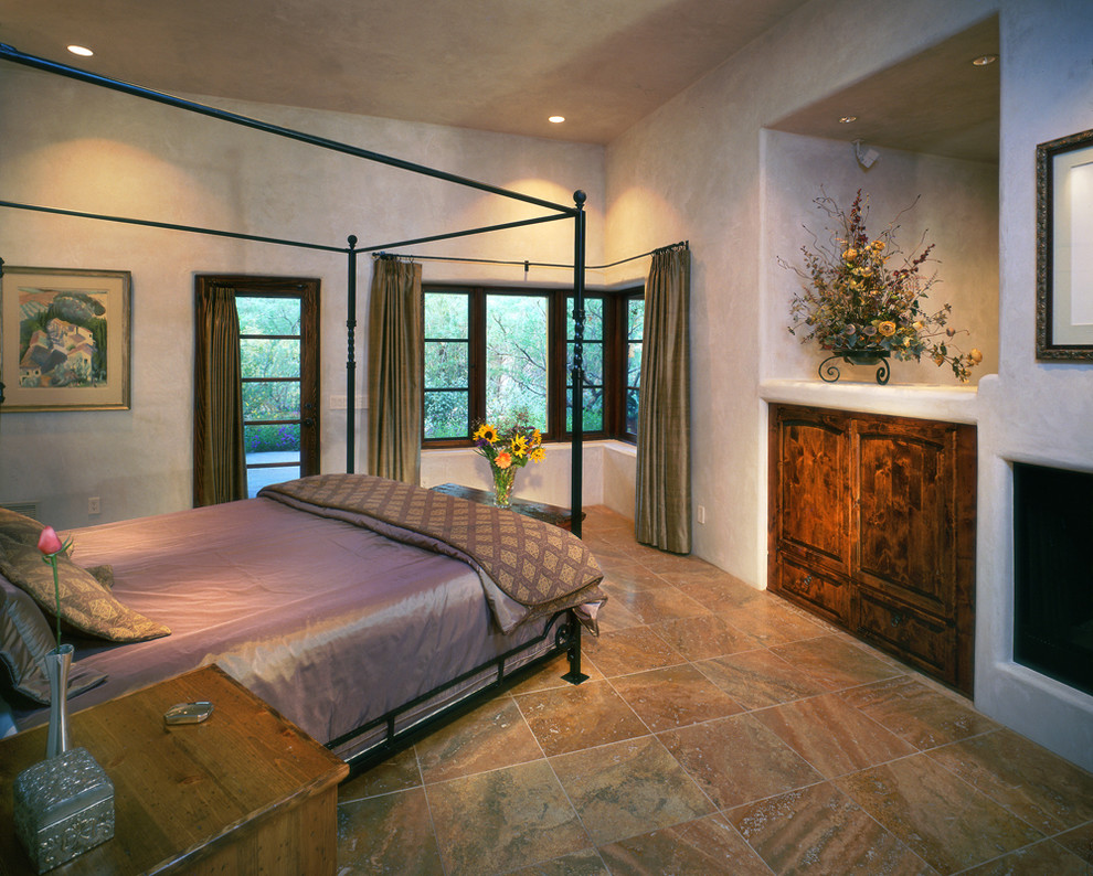 Свежая идея для дизайна: большая хозяйская спальня в классическом стиле с бежевыми стенами, полом из травертина, стандартным камином и фасадом камина из штукатурки - отличное фото интерьера
