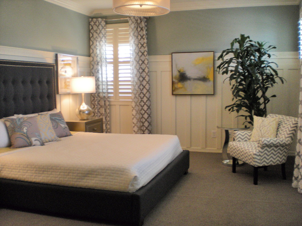 На фото: хозяйская спальня в современном стиле с ковровым покрытием и синим полом