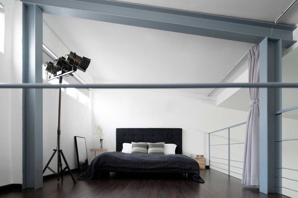 Idee per una camera da letto stile loft industriale con pareti bianche, parquet scuro e pavimento marrone