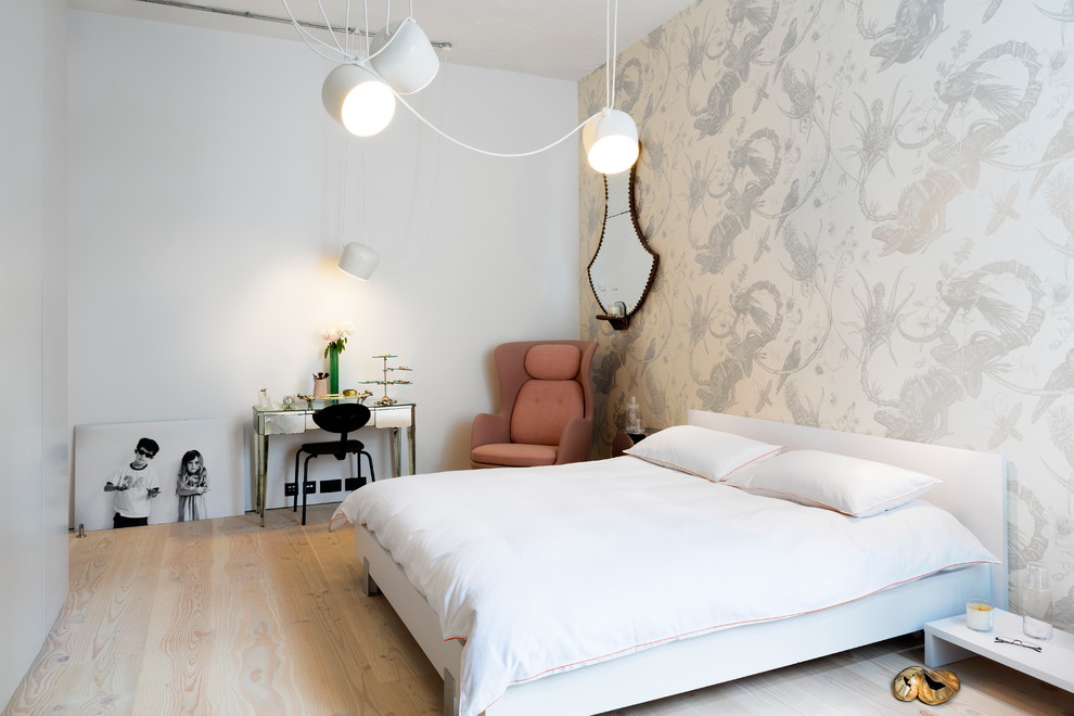 Diseño de dormitorio ecléctico de tamaño medio con paredes blancas, suelo de madera clara y suelo beige