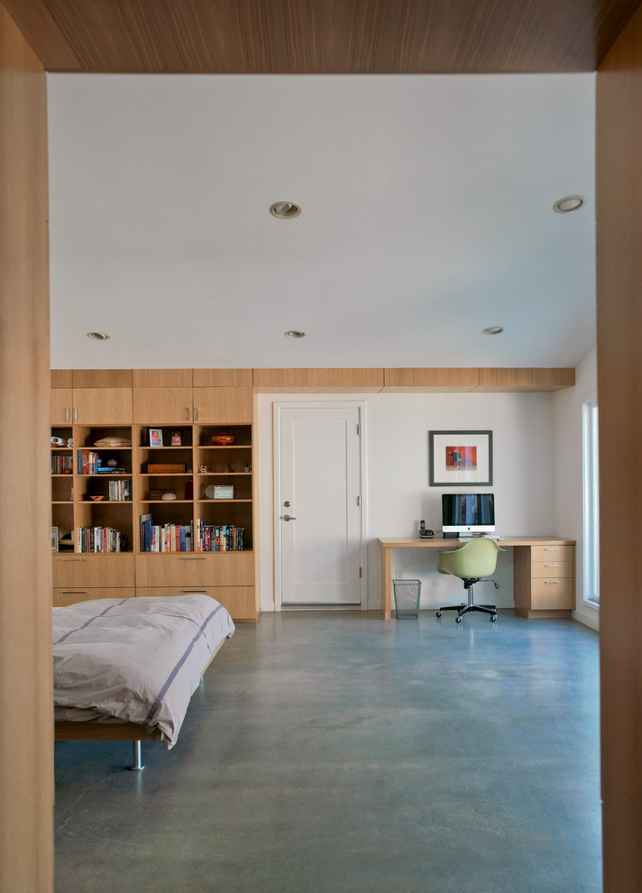 Mittelgroßes Retro Hauptschlafzimmer ohne Kamin mit weißer Wandfarbe und Betonboden in Los Angeles